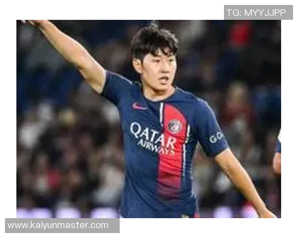 巴黎圣日耳曼球迷热烈庆祝李刚仁与阿什拉夫荣获大奖